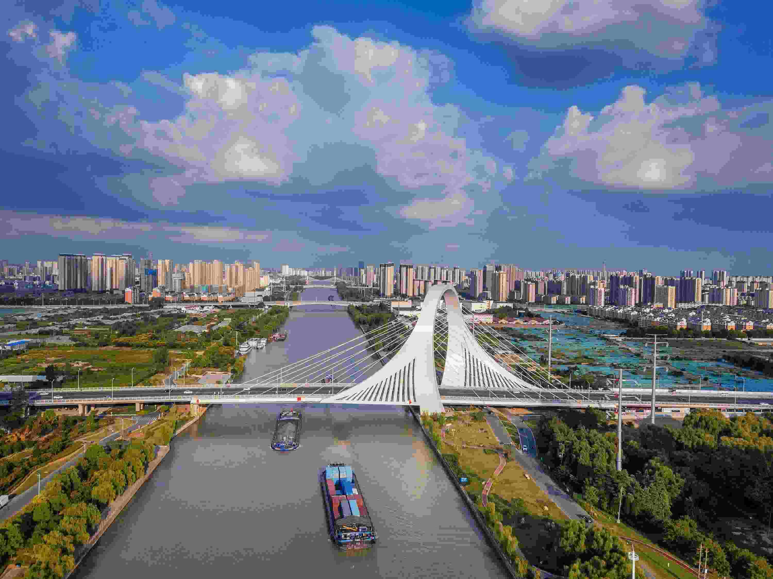 2022年9月12日，幾艘船舶行駛在江蘇淮安運(yùn)河大橋附近。