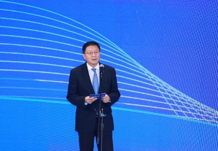 中國網(wǎng)總編輯王曉輝主持論壇。中國外文局供圖