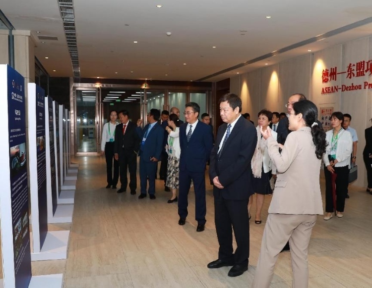 與會(huì)嘉賓參觀圖片展。中國外文局供圖