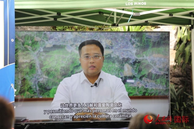 德化縣人民政府縣長方俊欽視頻致辭。人民網(wǎng) 埃內(nèi)斯托·多明戈斯攝
