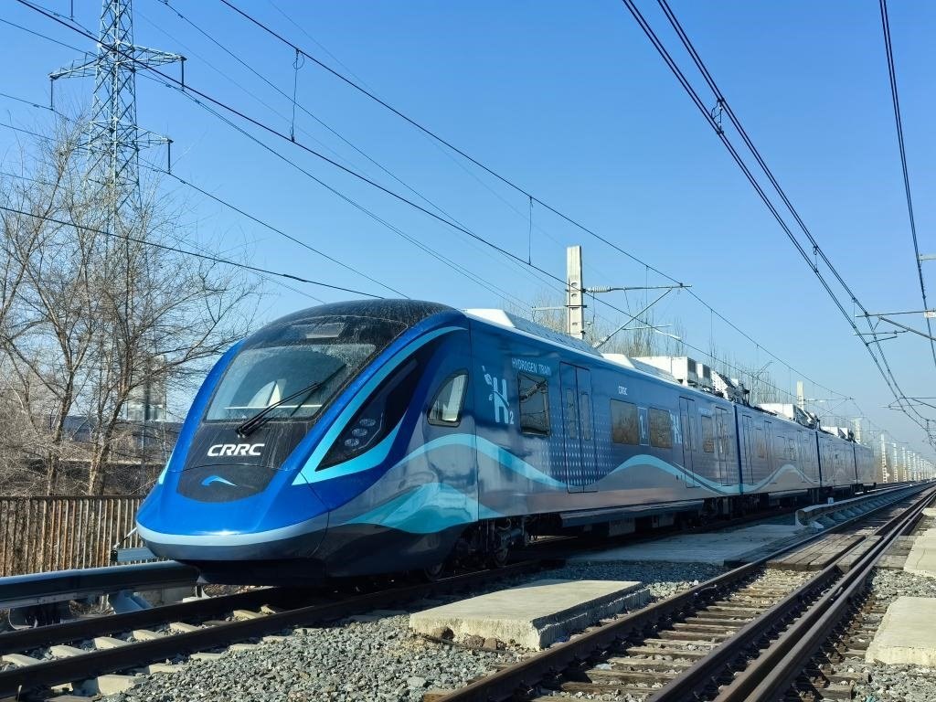我國首列氫能源市域列車在位于長春的中車長客試驗(yàn)線進(jìn)行運(yùn)行試驗(yàn)（2024年3月21日攝）。新華社發(fā)（中車長客股份公司提供）