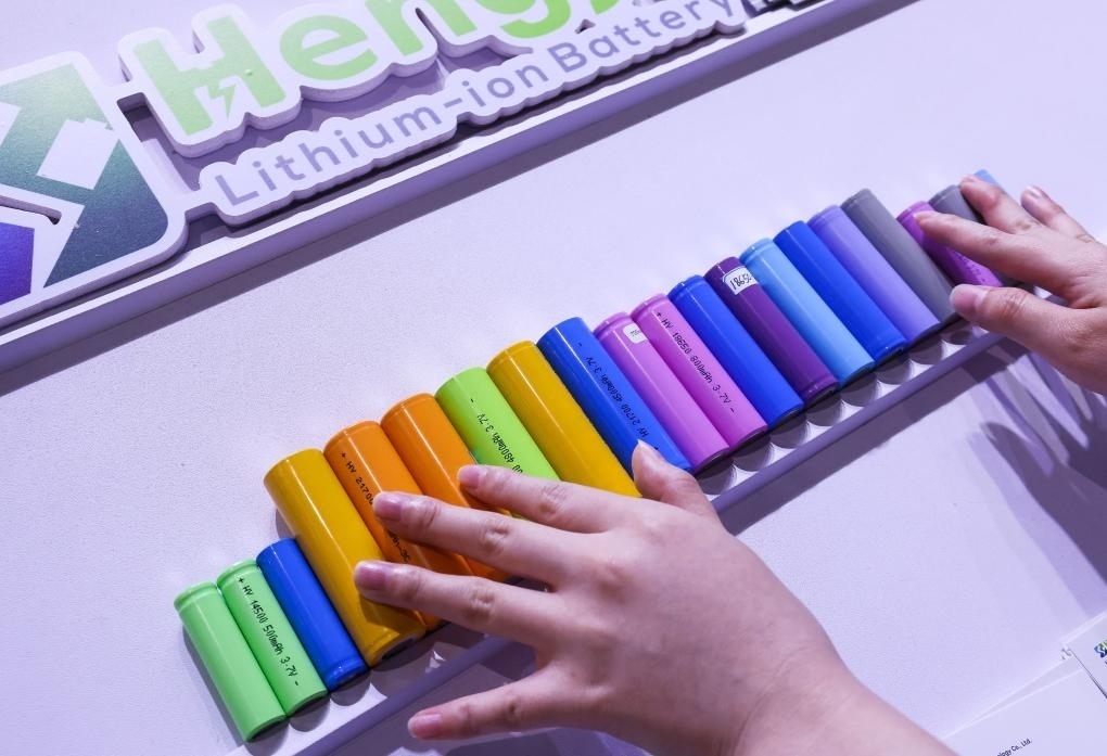 參展商在第135屆廣交會(huì)新能源展區(qū)布置鋰電池展品（2024年4月15日攝）。新華社記者 劉大偉 攝