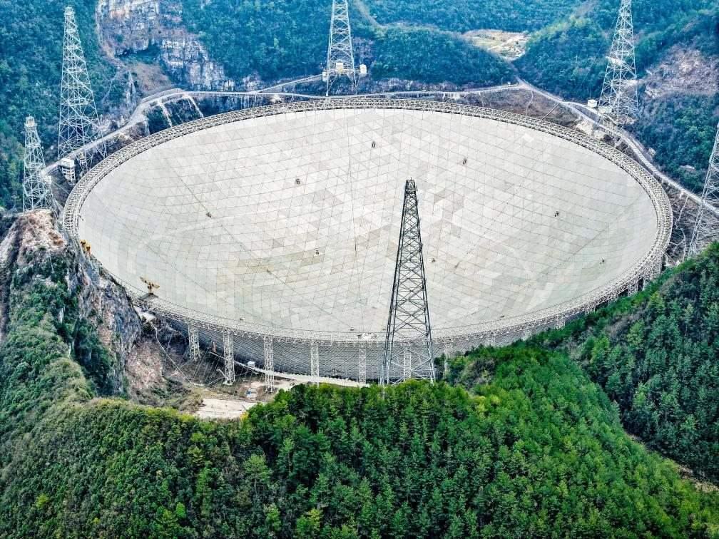 這是2024年2月26日拍攝的位于貴州的“中國天眼”（無人機(jī)全景圖片，維護(hù)保養(yǎng)期間拍攝）。新華社記者 歐東衢 攝