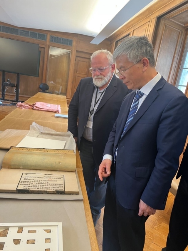 山東大學(xué)校長(zhǎng)李術(shù)才率團(tuán)訪問法國國家圖書館。山東大學(xué)供圖