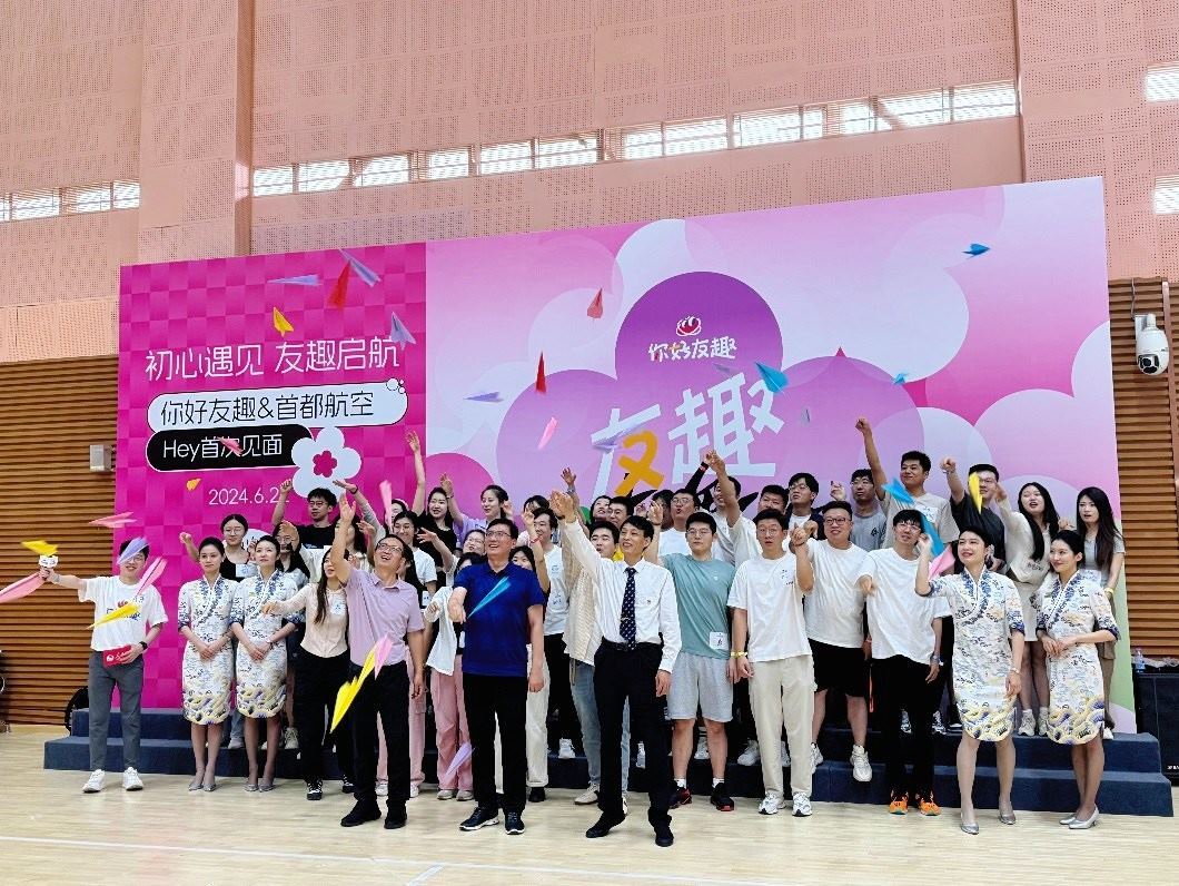 青年用戶在首場“友趣體驗(yàn)營”上放飛紙飛機(jī)。人民網(wǎng) 趙岍攝