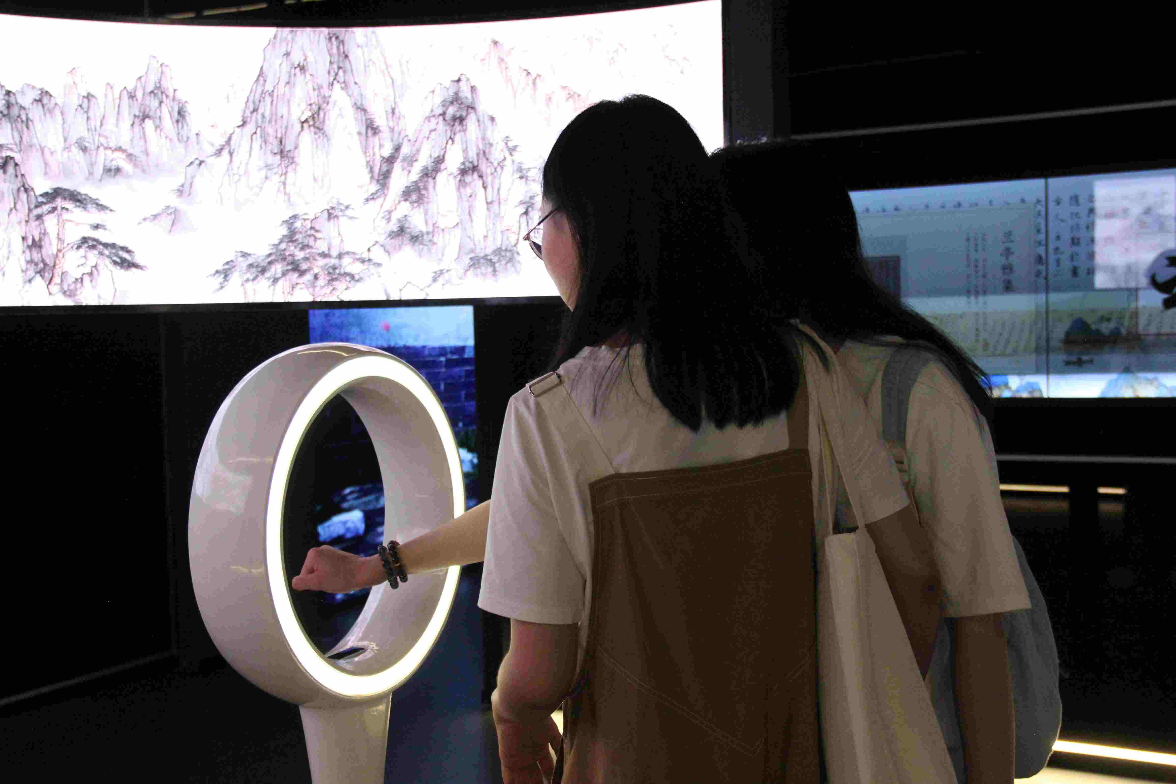 游客在“元啟金陵”南京數(shù)字文化客廳參觀并參與互動。受訪者供圖