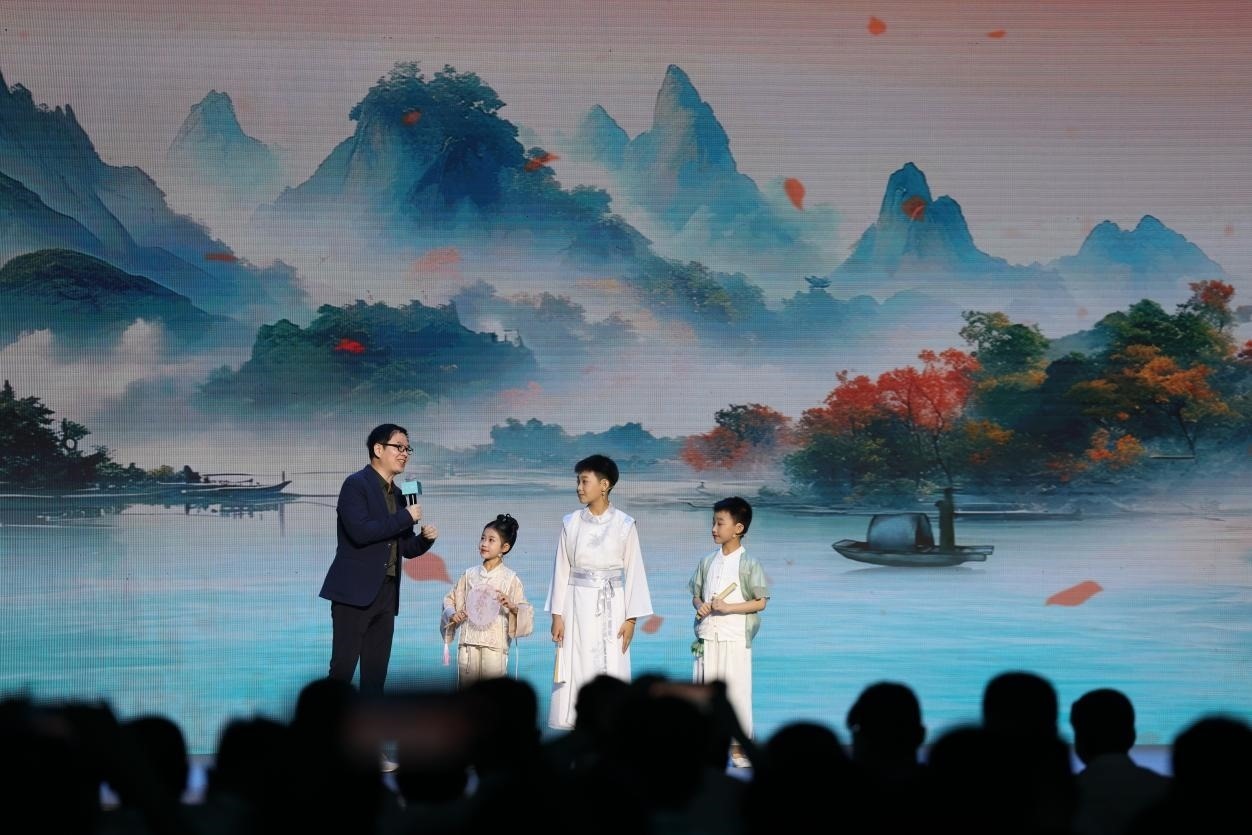 南京師范大學(xué)教授酈波（左一）與2024中國詩詞大會選手張可兒（左二）、姜敬曦（右二），揚州市邗江區(qū)實驗學(xué)校蔣王小學(xué)學(xué)生陸俊屹（右一）趣談大運河詩詞文化。