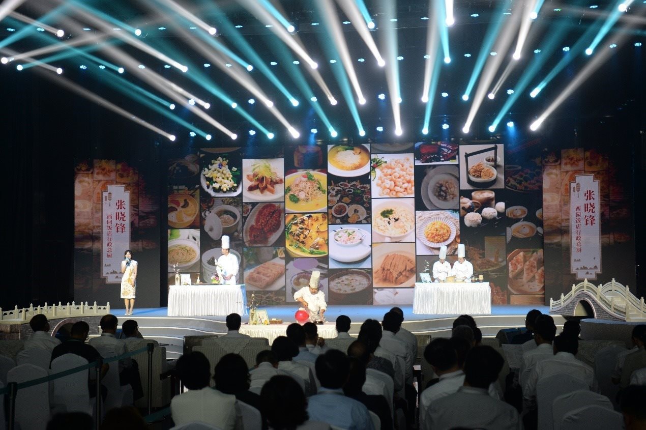 花園國際大酒店廚師長朱燾、西園飯店行政總廚張曉鋒、冶春面點總廚倪秋香、冶春面點制作技藝第五代傳人陳詩雅展示淮揚菜絕技。