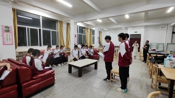 圖②：武平法院法官指導(dǎo)學(xué)生彩排。