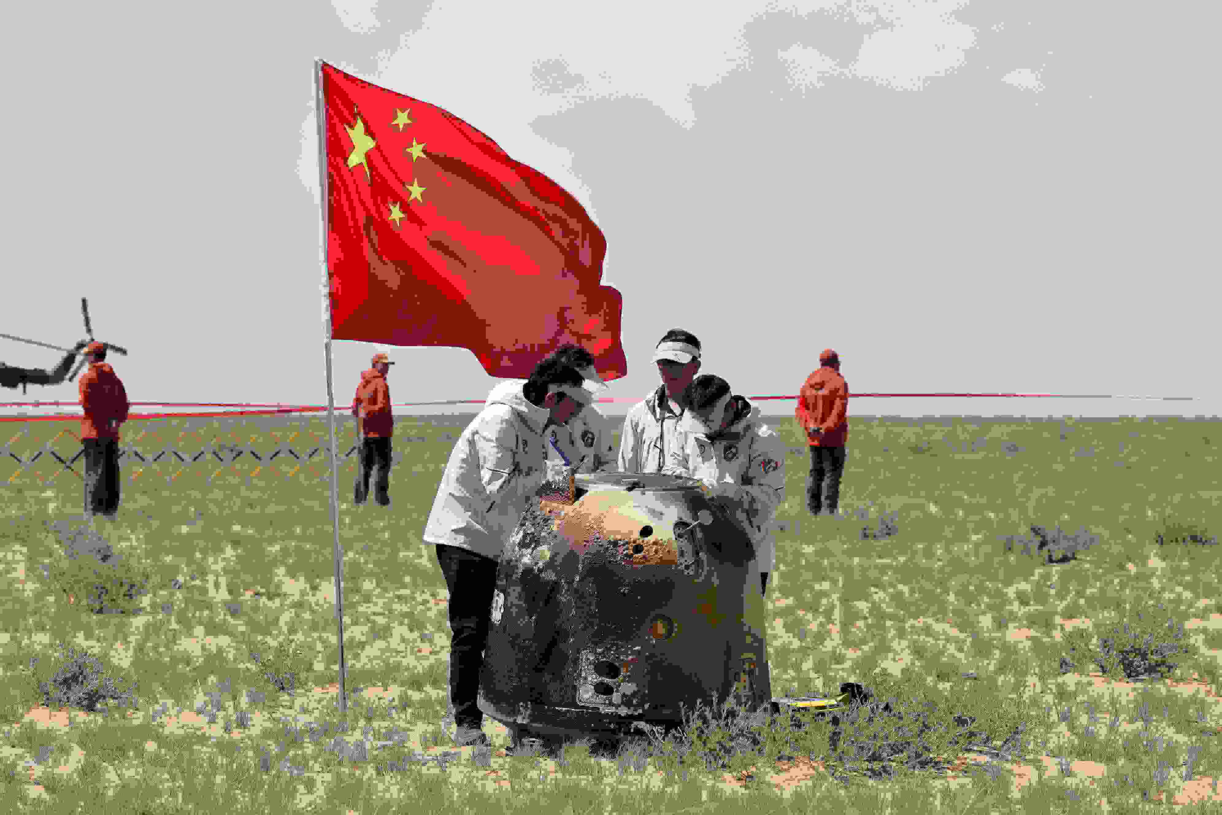 2024年6月25日拍攝的嫦娥六號返回器回收現(xiàn)場。