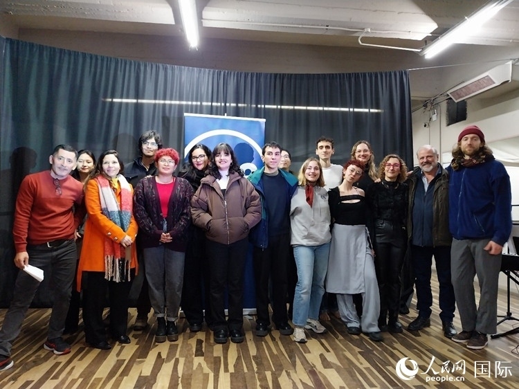 活動現(xiàn)場藝術(shù)家合影。人民網(wǎng)記者 許放攝