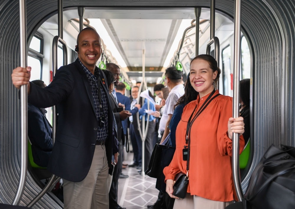 2024年4月22日，拉美和加勒比國家駐華使節(jié)、機構(gòu)代表和記者應(yīng)外交部邀請，在襄陽騰龍汽車有限公司參訪。新華社記者 杜子璇 攝