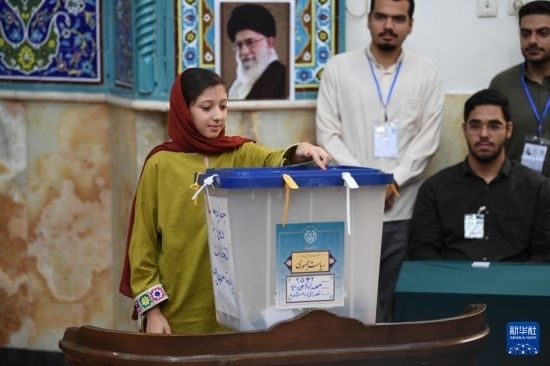 6月28日，伊朗選民在德黑蘭的一處投票站參加總統(tǒng)選舉投票。新華社記者 沙達(dá)提 攝