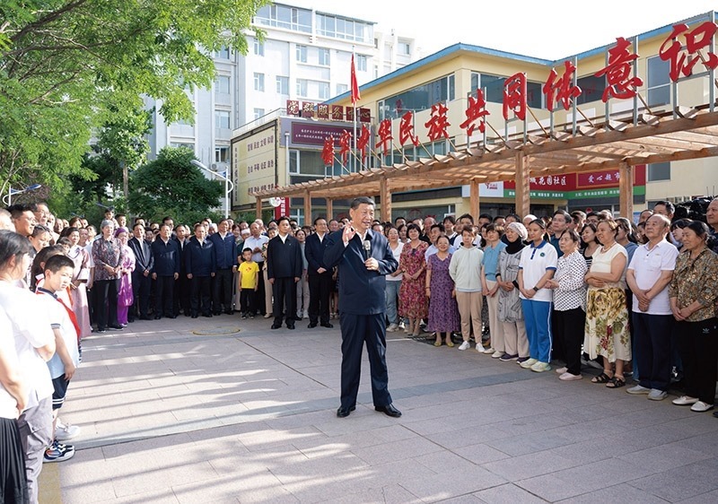 2024年6月19日至20日，中共中央總書記、國家主席、中央軍委主席習(xí)近平在寧夏考察。這是19日下午，習(xí)近平在銀川市金鳳區(qū)長城花園社區(qū)考察時(shí)，同社區(qū)居民親切交流。 新華社記者 謝環(huán)馳/攝