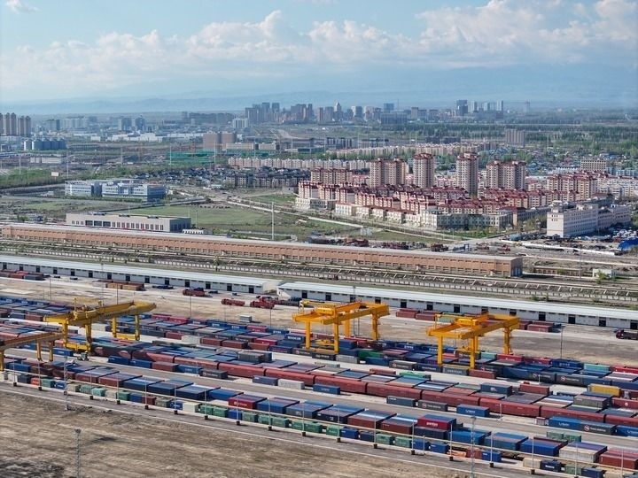 這是2024年4月18日拍攝的霍爾果斯鐵路口岸換裝場（無人機(jī)照片）。新華社記者 趙戈 攝