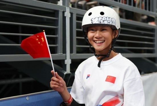 5月16日，巴黎奧運(yùn)會(huì)資格系列賽上海站滑板女子碗池預(yù)賽在上海舉行。圖為鄭好好在比賽后慶祝，她在預(yù)賽中最佳成績(jī)?yōu)?1.73分。新華社記者 王楷焱 攝