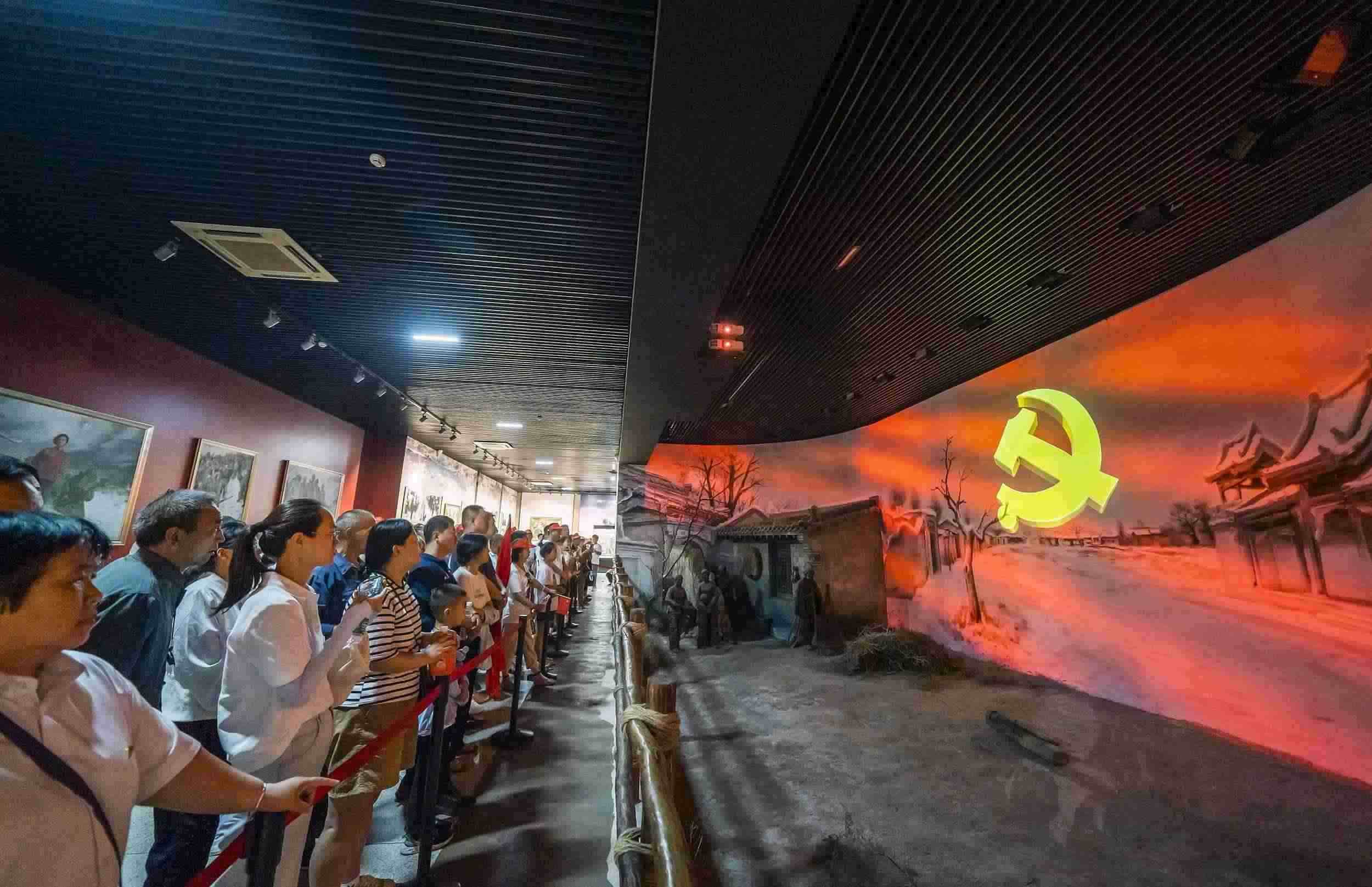 山西呂梁，游客正在文水縣劉胡蘭紀(jì)念館參觀。（圖片來(lái)源：視覺中國(guó)）