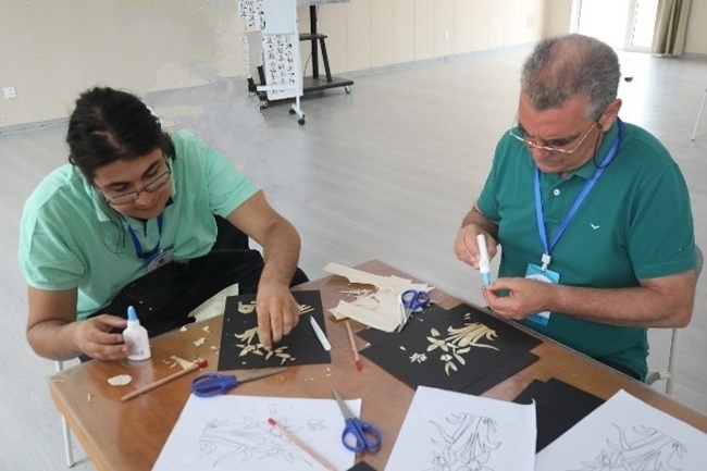 葡萄牙魯班工坊師生制作麥秸畫。