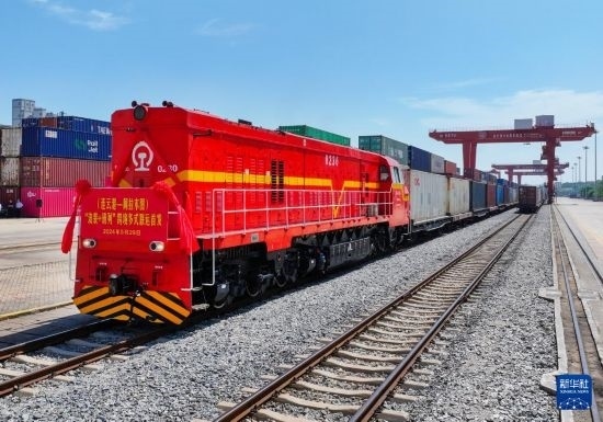 5月29日，在中哈連云港物流合作基地，首列連云港-阿拉木圖“滾裝+班列”跨境多式聯(lián)運專列整裝待發(fā)（無人機照片）。新華社發(fā)（王健民 攝）