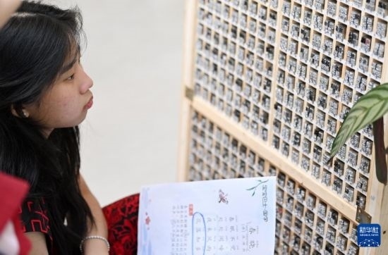 7月3日，外國學(xué)生在了解中國的活字印刷。新華社記者 李然 攝