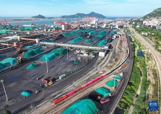 6月26日，“韓國-連云港-中亞”國際多式聯(lián)運班列從中哈連云港物流合作基地出發(fā)，駛往哈薩克斯坦、烏茲別克斯坦（無人機照片）。班列運載的55個大柜此前于6月13日從韓國境內發(fā)出，經釜山港海運抵達連云港后轉由鐵路運輸。新華社記者 季春鵬 攝