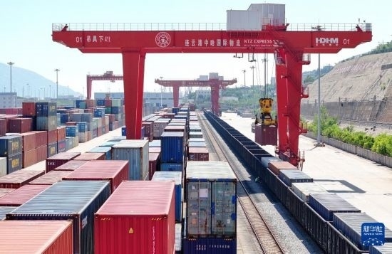 6月30日，在中哈連云港物流合作基地，大型機械在吊裝集裝箱（無人機照片）。新華社發(fā)（王健民 攝）