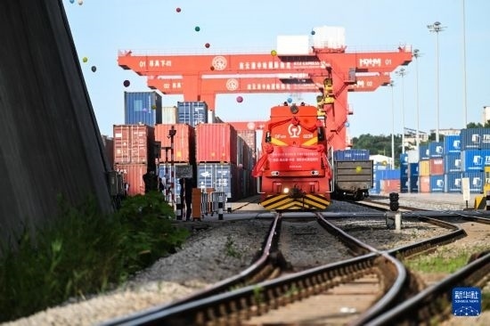 6月26日，“韓國-連云港-中亞”國際多式聯(lián)運班列從中哈連云港物流合作基地出發(fā)，駛往哈薩克斯坦、烏茲別克斯坦。班列運載的55個大柜此前于6月13日從韓國境內發(fā)出，經釜山港海運抵達連云港后轉由鐵路運輸。新華社記者 季春鵬 攝