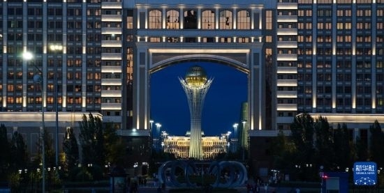 這是7月1日在哈薩克斯坦首都阿斯塔納透過(guò)一座建筑拍攝的巴伊杰列克觀景塔。新華社記者 王建華 攝