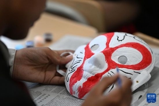 7月3日，外國學(xué)生在繪制京劇臉譜。新華社記者 李然 攝