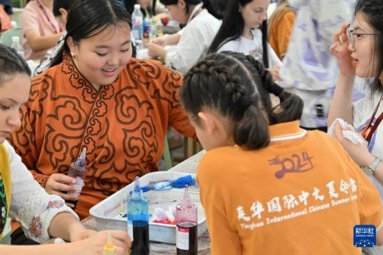 7月3日，外國學(xué)生在了解中國的染布技術(shù)。新華社記者 李然 攝
