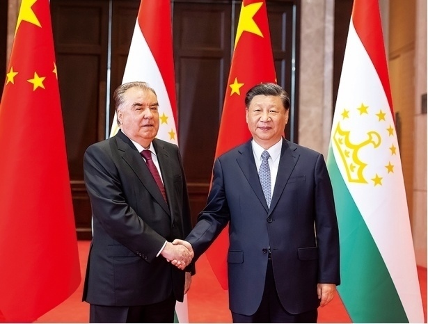 2023年5月，國家主席習(xí)近平在西安同來華出席中國—中亞峰會(huì)并進(jìn)行國事訪問的塔吉克斯坦總統(tǒng)拉赫蒙會(huì)談。新華社記者 丁海濤 攝