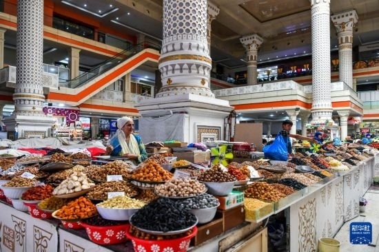 這是6月27日在塔吉克斯坦首都杜尚別拍攝的大巴扎內(nèi)景。新華社記者 曹陽 攝