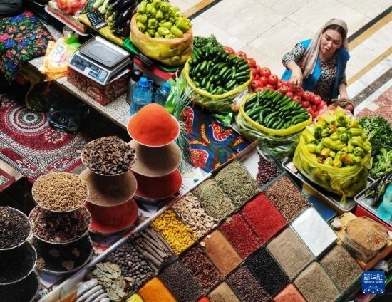 這是7月3日在塔吉克斯坦首都杜尚別拍攝的大巴扎內(nèi)景。新華社記者 燕雁 攝