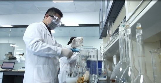 中國科學院贛江創(chuàng)新研究院科研人員在做實驗。