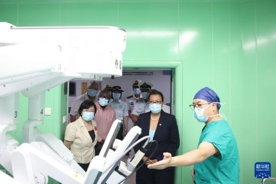 7月5日，塞舌爾衛(wèi)生部長(zhǎng)維多在中國(guó)海軍“和平方舟”號(hào)醫(yī)院船上參觀。新華社發(fā)（劉志磊 攝）