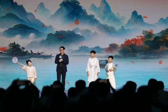 酈波與小朋友們對詩。