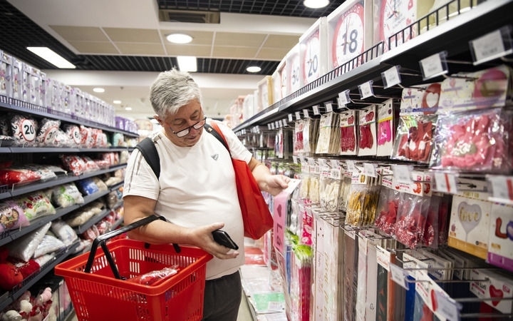 2024年4月29日，在匈牙利布達(dá)佩斯，一名男子在中歐商貿(mào)物流合作園區(qū)的中國(guó)商品交易展示中心內(nèi)購物。中歐商貿(mào)物流合作園區(qū)是中國(guó)在歐洲地區(qū)建設(shè)的首個(gè)商貿(mào)物流型境外經(jīng)貿(mào)合作區(qū)，也是集商貿(mào)展示與交易、物流運(yùn)輸與倉儲(chǔ)、產(chǎn)業(yè)投資與合作功能于一體的中歐企業(yè)雙向互動(dòng)平臺(tái)。新華社記者 張帆 攝