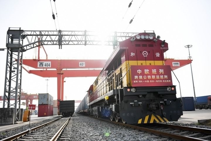 中歐班列（越南·河內(nèi)——中國(guó)·西安——匈牙利·布達(dá)佩斯）跨境公鐵聯(lián)運(yùn)班列準(zhǔn)備發(fā)車（2024年3月7日攝）。新華社記者 李一博 攝