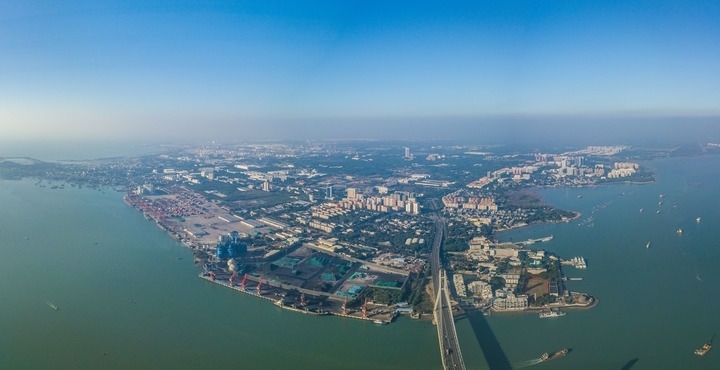 海南自貿(mào)港重點(diǎn)園區(qū)——洋浦經(jīng)濟(jì)開發(fā)區(qū)（2023年12月31日攝，無人機(jī)全景照片）。新華社記者 蒲曉旭 攝