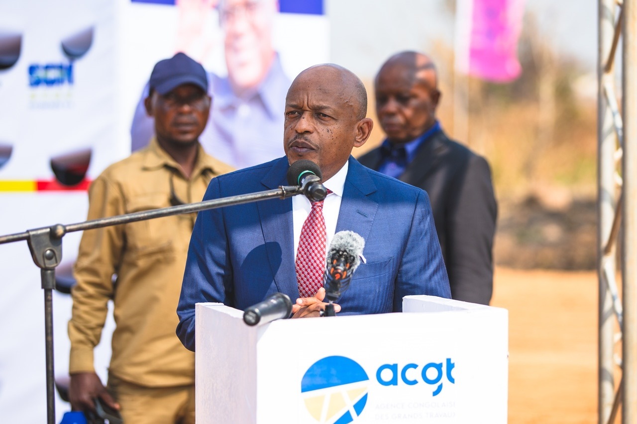 剛果（金）國(guó)務(wù)部長(zhǎng)兼基礎(chǔ)設(shè)施和公共工程部長(zhǎng)穆武尼在開(kāi)工儀式上致辭。中鐵資源集團(tuán)供圖