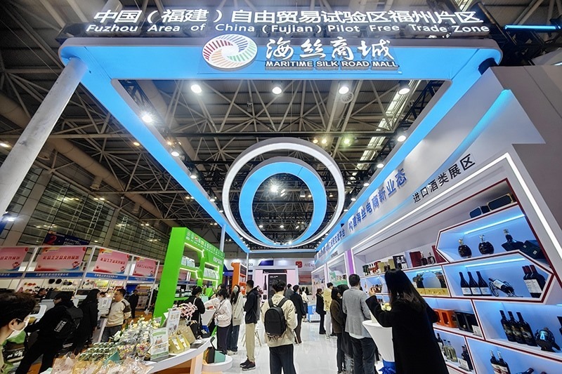 2024年3月18日，第四屆中國跨境電商交易會在福建福州開幕。展會聚焦“鏈接跨境全流域 共建電商新生態(tài)”，集聚全國80余個外貿(mào)產(chǎn)業(yè)帶的上千家供應(yīng)鏈企業(yè)。