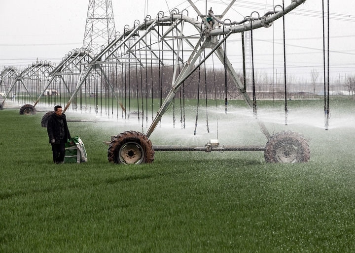 2024年3月18日，在河南省焦作市博愛縣孝敬鎮(zhèn)東原莊村瑞輝家庭農(nóng)場，村民使用全自動(dòng)指針式噴灌機(jī)進(jìn)行澆灌作業(yè)。新華社發(fā)（程全攝）