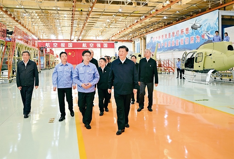 2023年10月10日至13日，中共中央總書記、國家主席、中央軍委主席習(xí)近平在江西考察。這是11日上午，習(xí)近平在景德鎮(zhèn)市昌河飛機(jī)工業(yè)（集團(tuán)）有限公司考察。 新華社記者 燕雁/攝