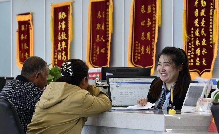 2024年3月25日，北京市大興區(qū)龐各莊鎮(zhèn)政務(wù)服務(wù)中心的工作人員耐心為群眾解答問題。大興區(qū)龐各莊鎮(zhèn)政務(wù)服務(wù)中心用“最多跑一次”的工作理念為企業(yè)和群眾提供了便利化、精準(zhǔn)化、個(gè)性化的衍生服務(wù)。新華社記者 李欣 攝