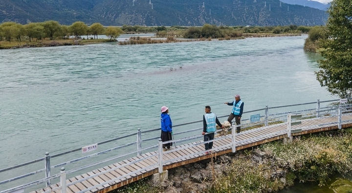 西藏雅尼國家濕地公園管護(hù)員在巡護(hù)途中小憩（無人機(jī)照片，2023年9月8日攝）。新華社記者 丁增尼達(dá) 攝