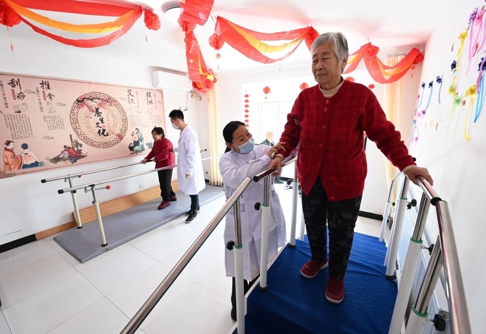 在河北省香河縣安平鎮(zhèn)運河新村醫(yī)養(yǎng)中心，老年人在進行康復(fù)訓練（2024年2月29日攝）。新華社記者 王曉 攝
