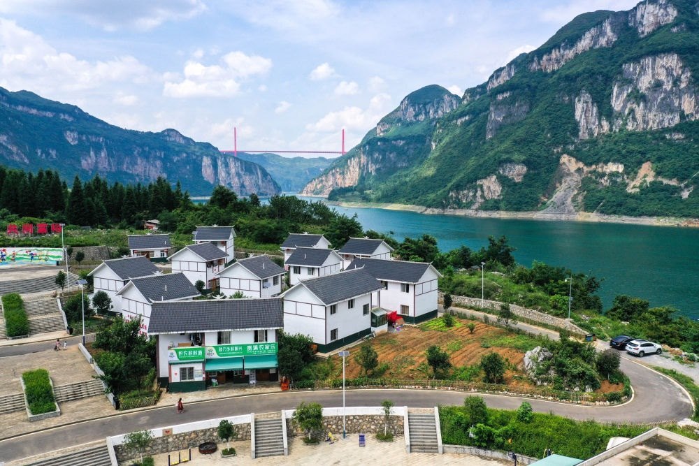這是貴州省黔西市新仁苗族鄉(xiāng)化屋村麻窩寨易地搬遷集中安置點（2021年7月24日攝，無人機照片）。新華社記者 楊文斌 攝