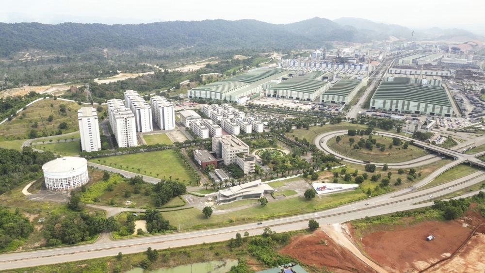 這是2024年6月13日在馬來西亞彭亨州拍攝的馬中關(guān)丹產(chǎn)業(yè)園（無人機照片）。新華社記者 程一恒 攝