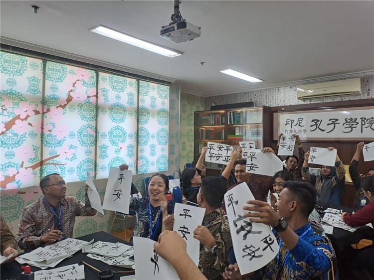 警察學(xué)員們展示書法學(xué)習(xí)成果?；顒?dòng)主辦方供圖