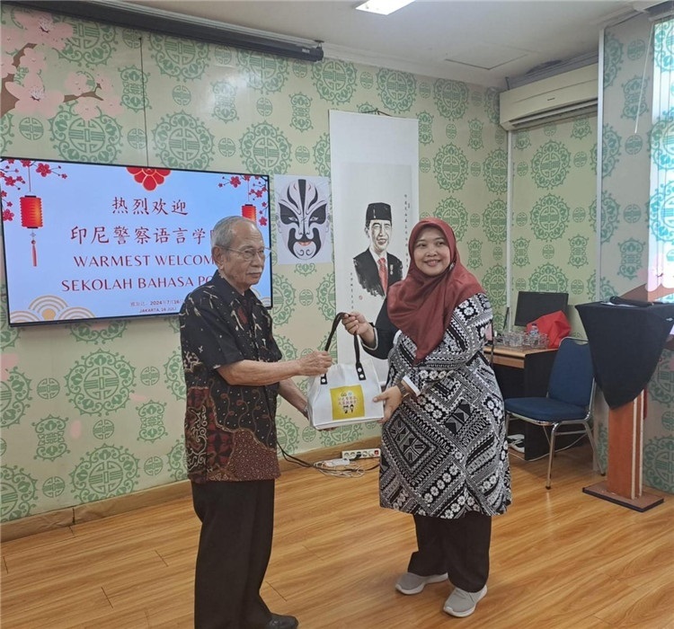 拉哈尤·蘇珊蒂與穆尼交換禮品。活動(dòng)主辦方供圖